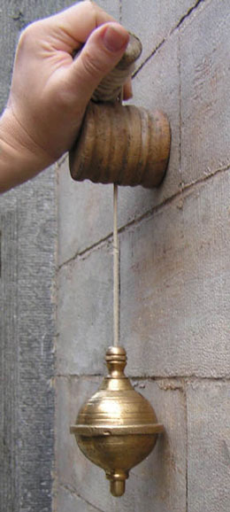 Strumento topografico chiamato filo a piombo